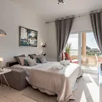 Апартаменти Stilysh 1br Pool & Private Parking Walk To 150m And Center Sleeps 4 (adults Only)