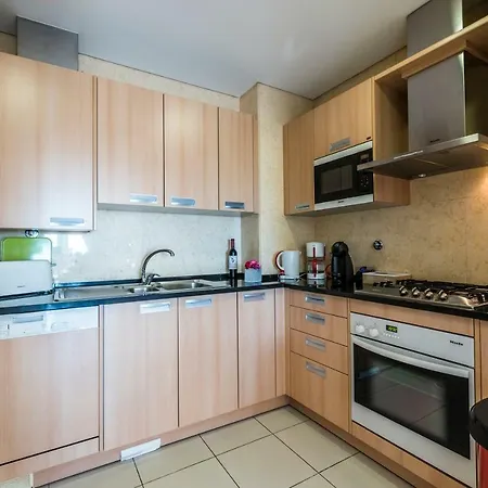 Apartament Stilysh 1br Pool & Private Parking Walk To 150m And Center Sleeps 4 (adults Only)