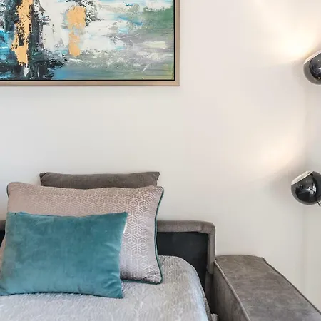 Stilysh 1br Pool & Private Parking Walk To 150m And Center Sleeps 4 (adults Only) * Αλμπουφέιρα