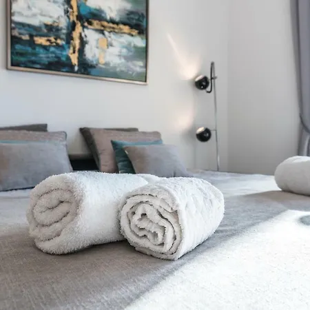 Stilysh 1br Pool & Private Parking Walk To 150m And Center Sleeps 4 (adults Only) Διαμέρισμα