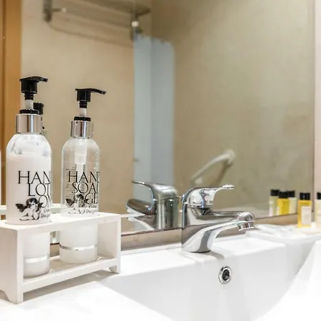 Stilysh 1br Pool & Private Parking Walk To 150m And Center Sleeps 4 (adults Only) Αλμπουφέιρα